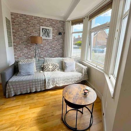Cosy Flat In Burgess Hill, Sussex Apartment Екстериор снимка