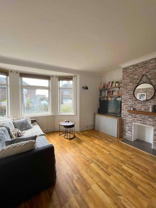 Cosy Flat In Burgess Hill, Sussex Apartment Екстериор снимка