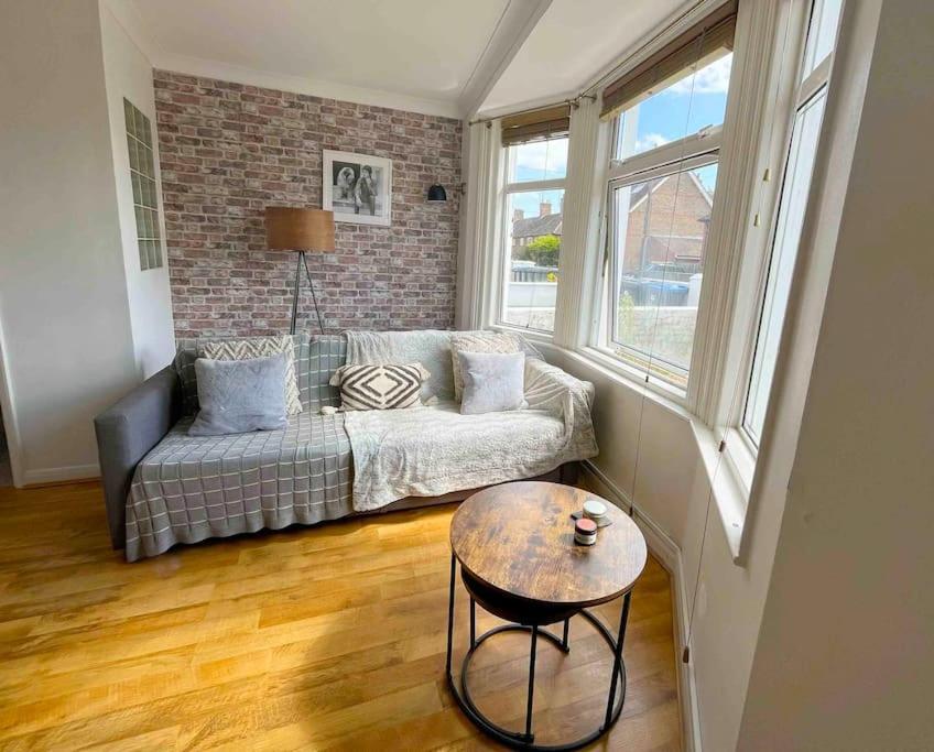 Cosy Flat In Burgess Hill, Sussex Apartment Екстериор снимка